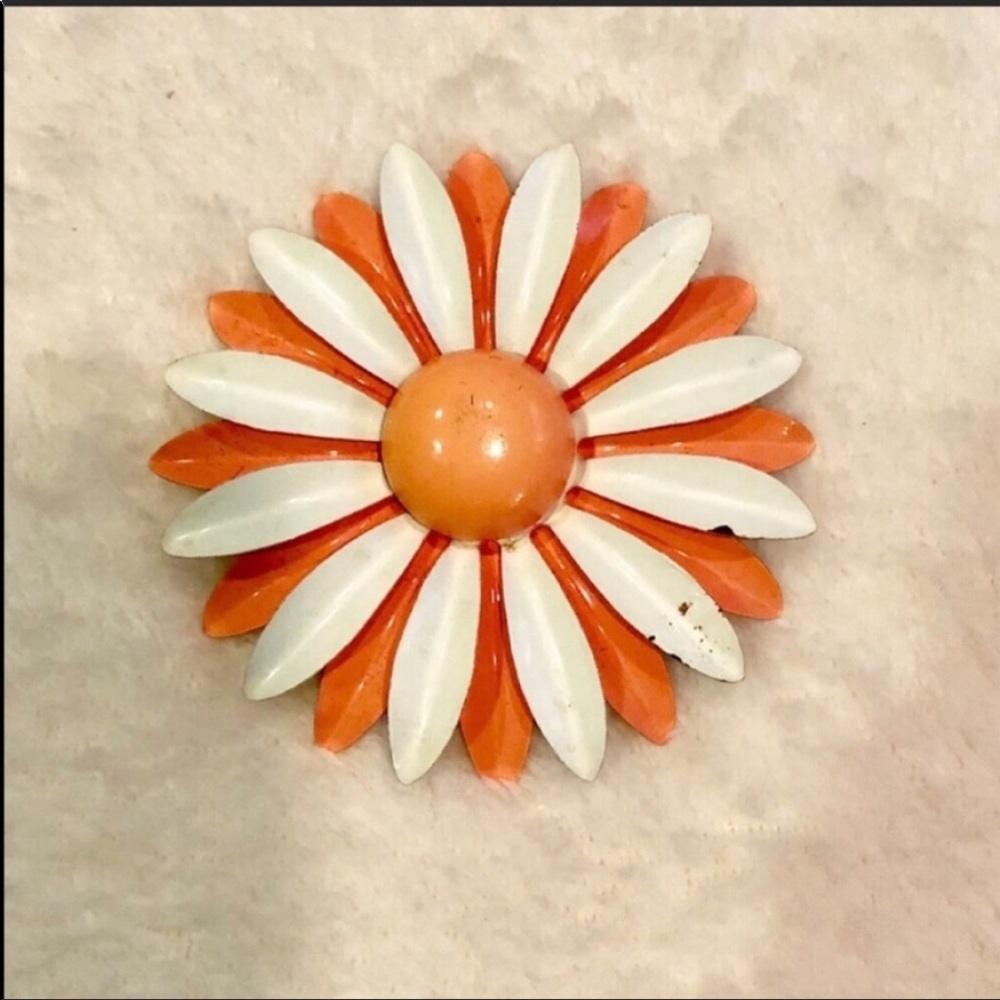 Vintage White & Coral Daisy Brooch / Pin